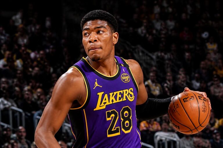 découvrez le portrait captivant d'une étoile du basketball américain, mettant en lumière son parcours exceptionnel, ses exploits sportifs et son influence dans le monde du basketball.